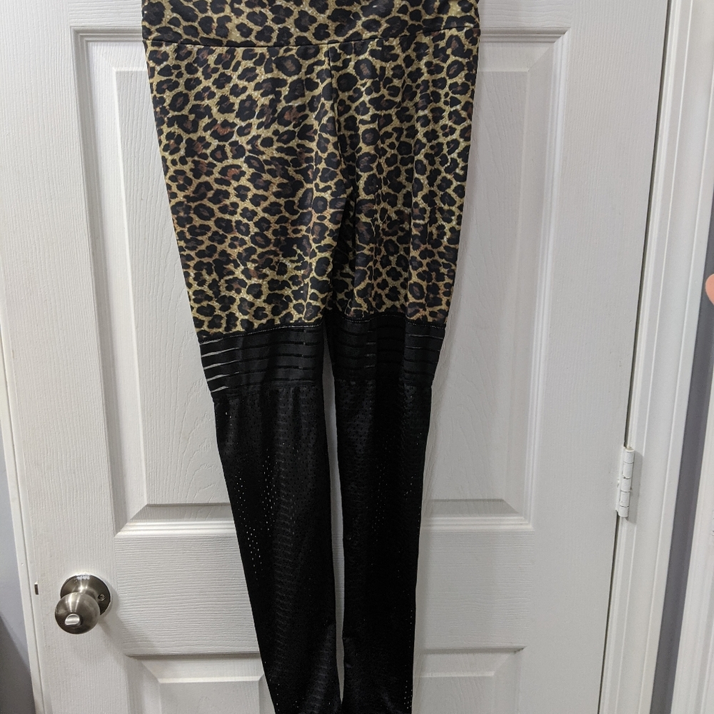 Women's large leopard leggings